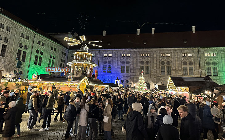 Am 18.11.2024 eröffnete das Weihnachtsdorf in der Residenz ©Foto:Martin Schmitz)